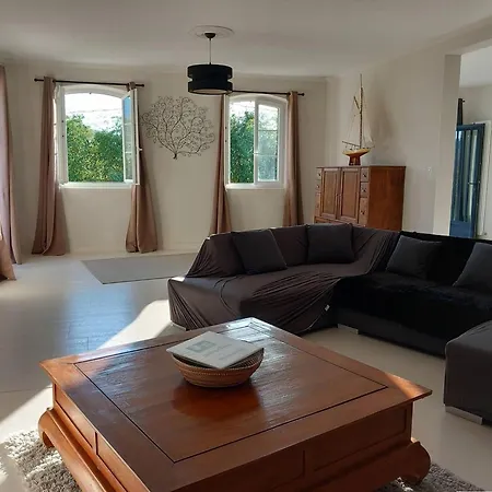 Maison Ideale A Pour 8 Personnes, Avec Grand Jardin Et Equipements Modernes - Fr-1-495-104