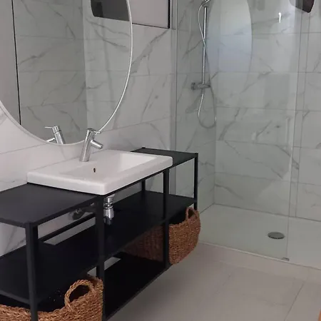 Maison Ideale A Pour 8 Personnes, Avec Grand Jardin Et Equipements Modernes - Fr-1-495-104